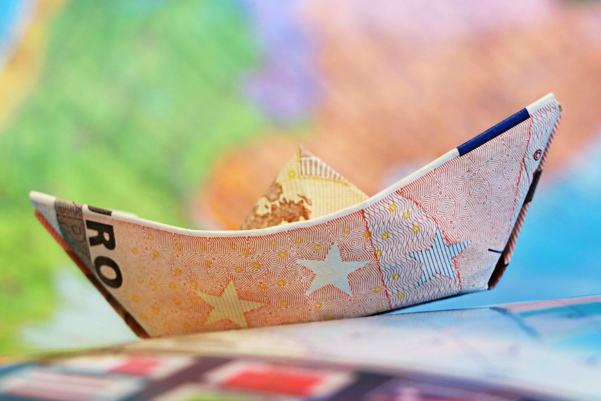 Łódka wykonana z banknota euro