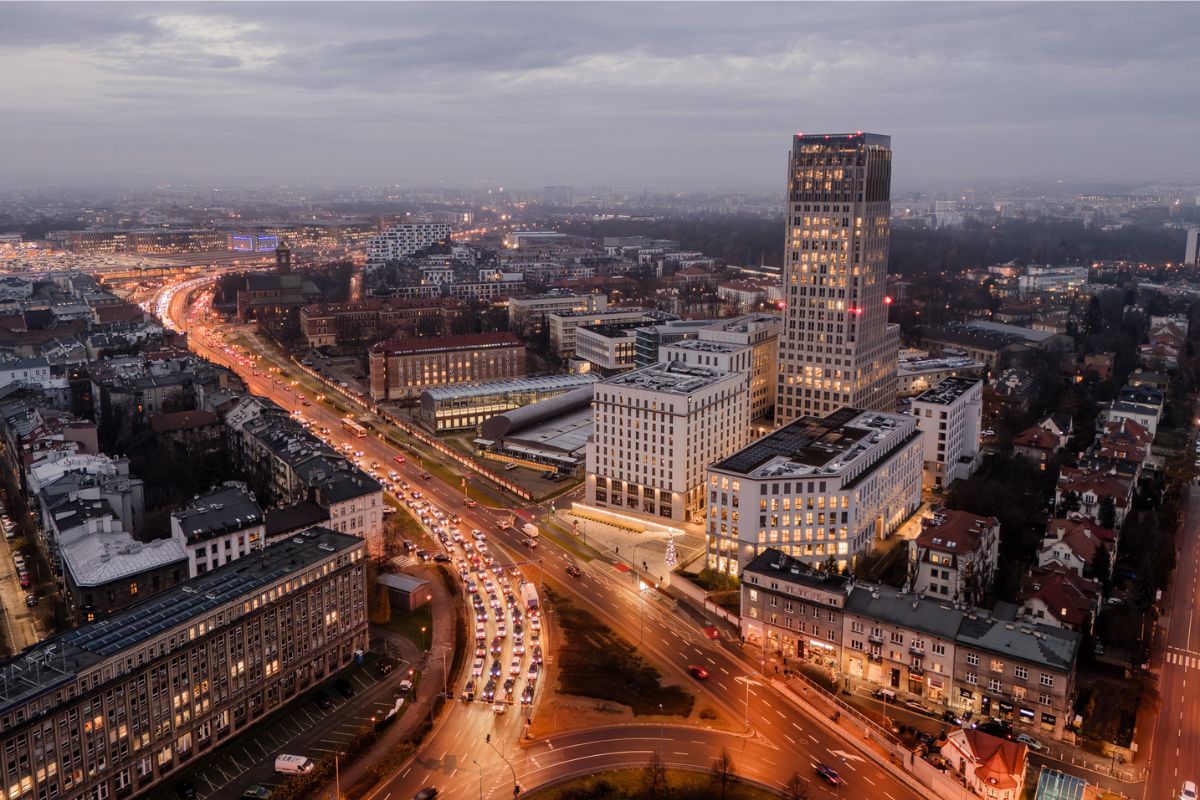 Widok z góry na zabudowania i ulice Krakowa