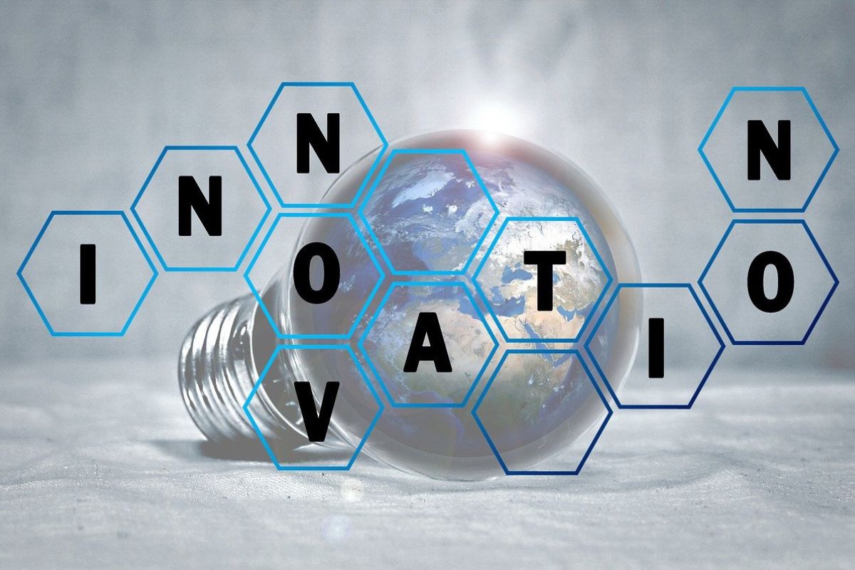 napis innovation na tle żarówki z ziemią