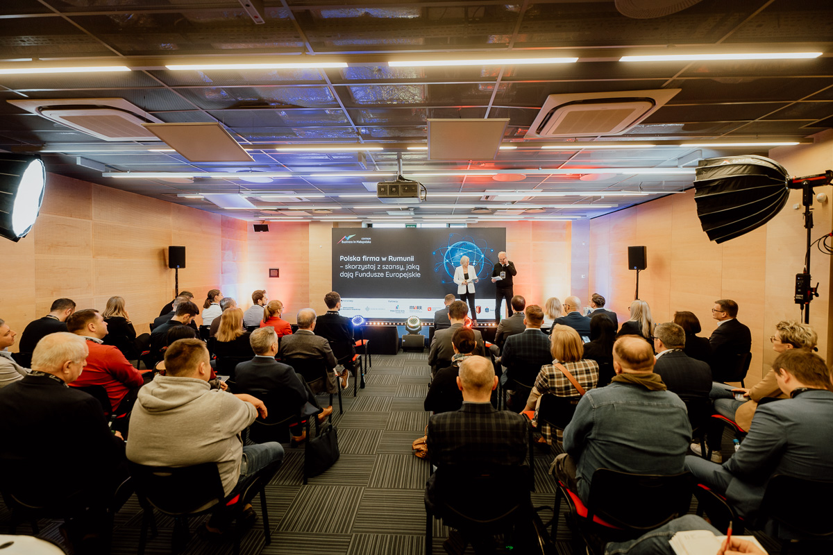 Sala konferencyjna z ekranem w tle i widownią