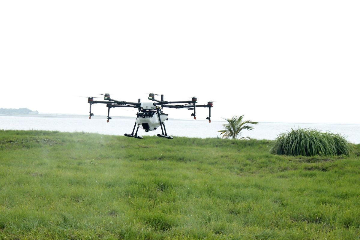 Dron lecący nad trawą