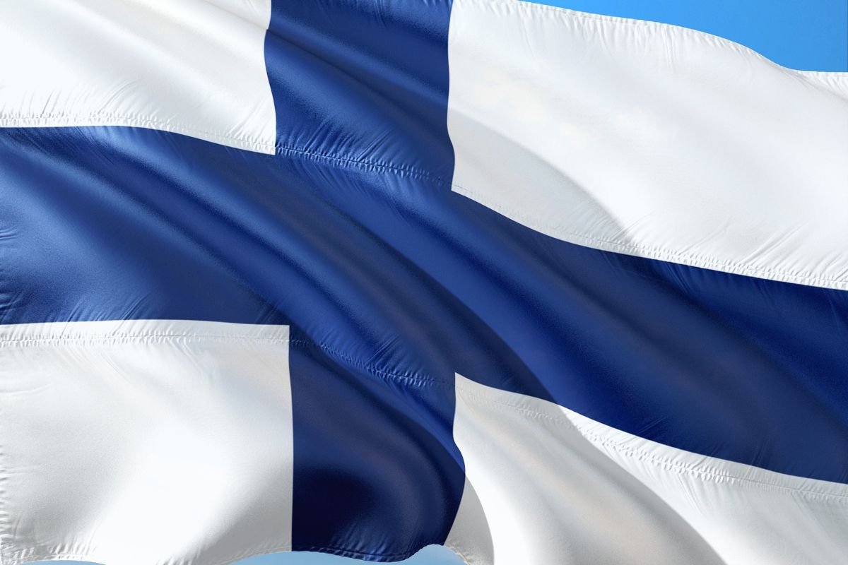 Flaga Finlandii powiewająca na wietrze