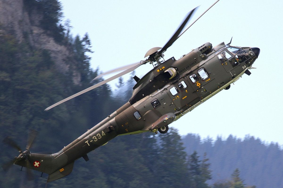 Lecący w górę helikopter wojskowy