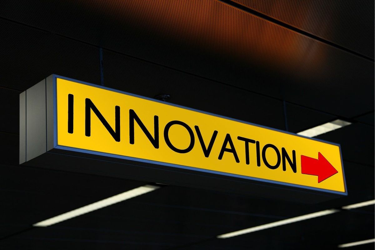 napis innovation na tle sufitu