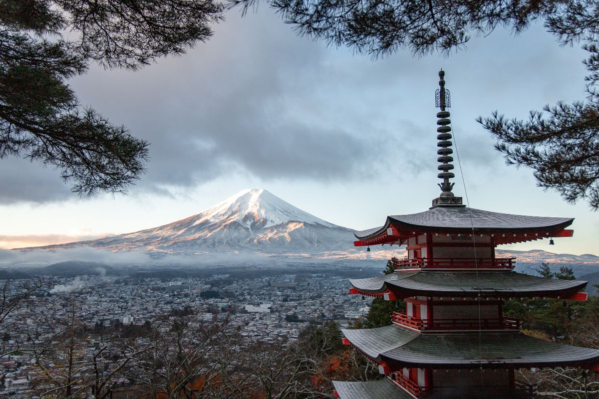 Widok na wulkan Fudżi w Japonii
