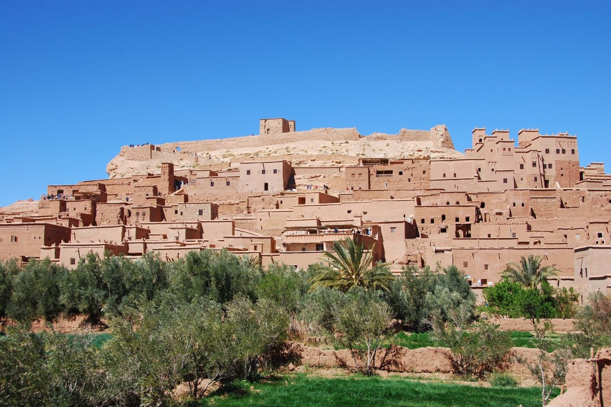 Widok na miasteczko marokańskie położone na wzgórzu