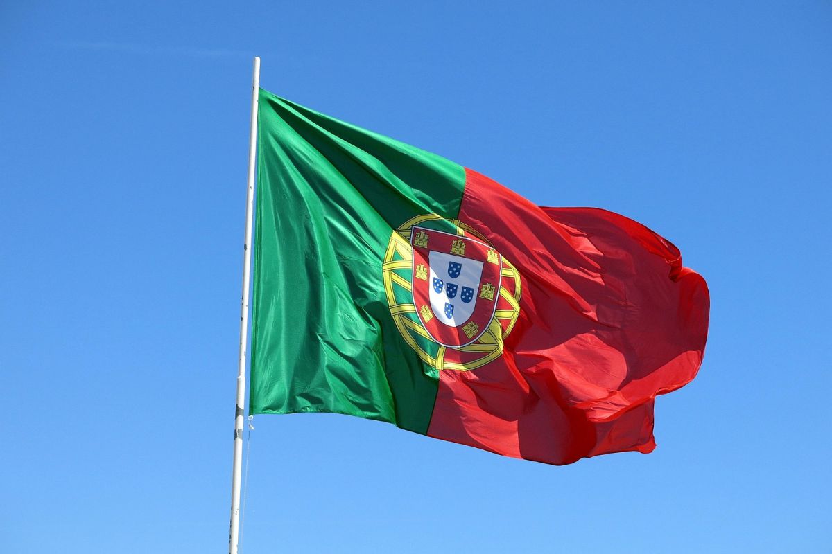 Flaga portugalska powiewająca na wietrze