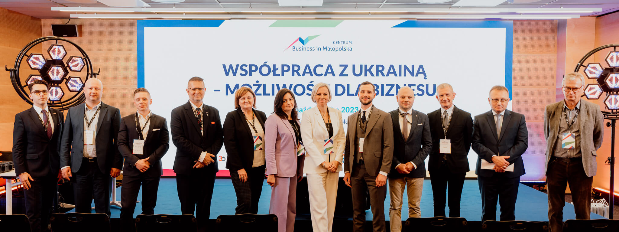 Zdjęcie wszystkich prelegentów konferencji na tle sceny