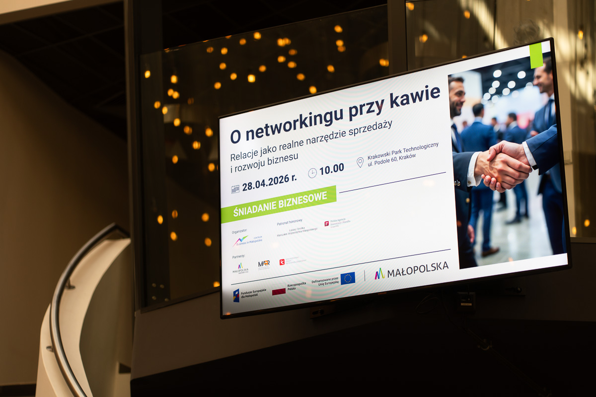 Monitor z wyświetloną nazwą wydarzenia - O networkingu przy kawie