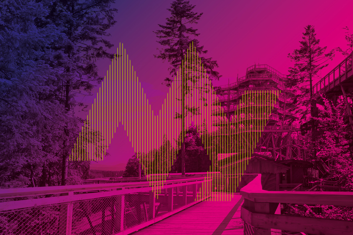 Dwa budynki a między nimi flaga Maroka