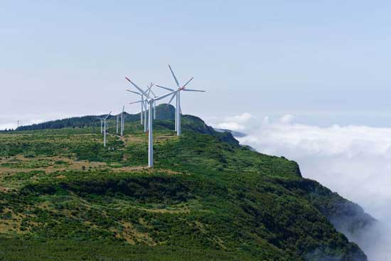 turbiny wiatrowe na stoku góry